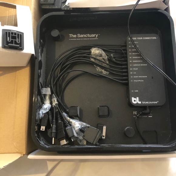 NWOT BlueLounge charging station for 1500 devices - Picture 3 of 7